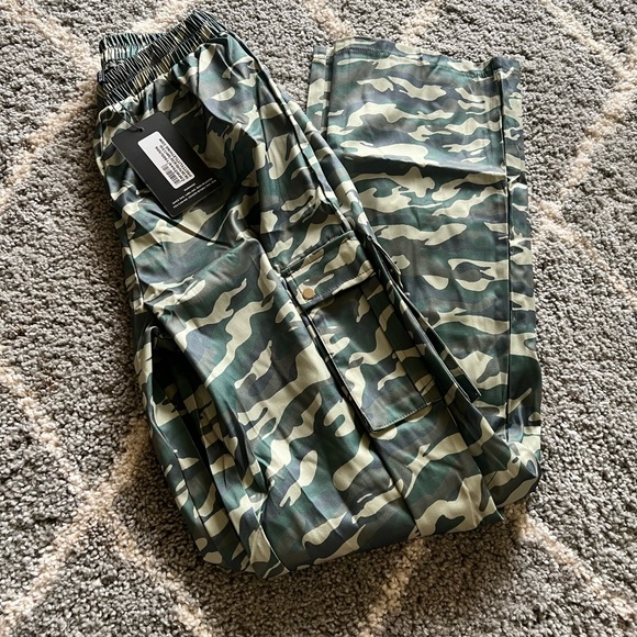 Brand New PLT Khaki Camo Print Wide Leg Cargo Pant - Size 6 - Picture 2 of 2